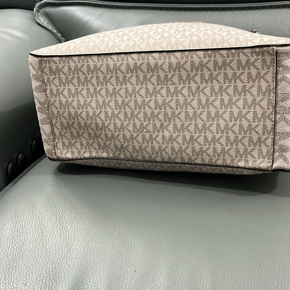 Michael Kors Beige Signature Tote Bag used a couple times - Picture 4 of 9
